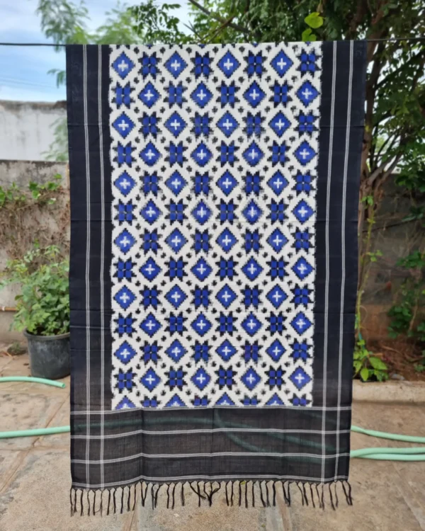 Authentic Theliya Rumal Dupatta crafted using handloom techniques, 2.5 meters long.