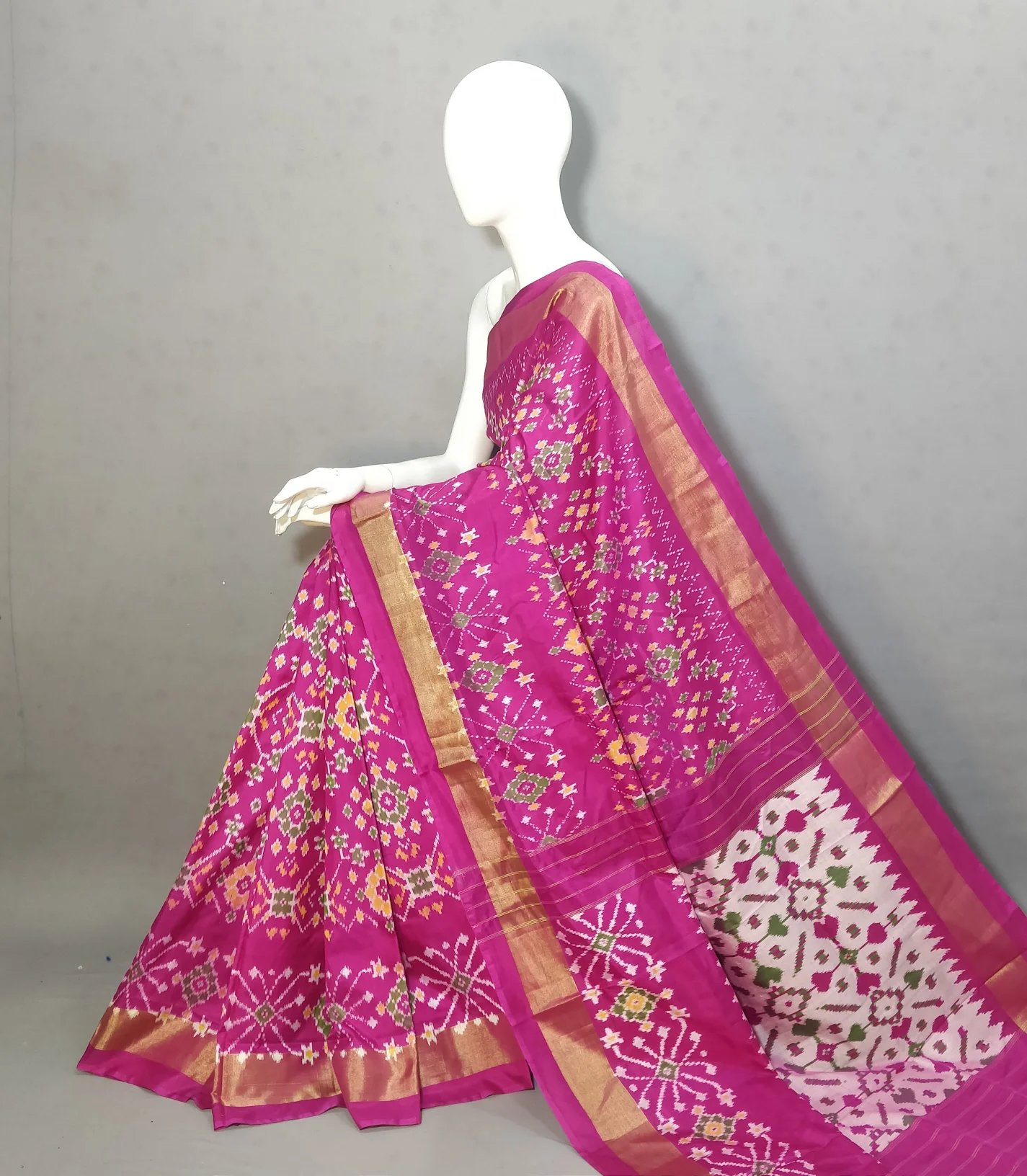 2025/08/1000380907.jpg Pochampally Ikat Handloom Silk Saree- 6.2 Meters with Blouse - Image 1