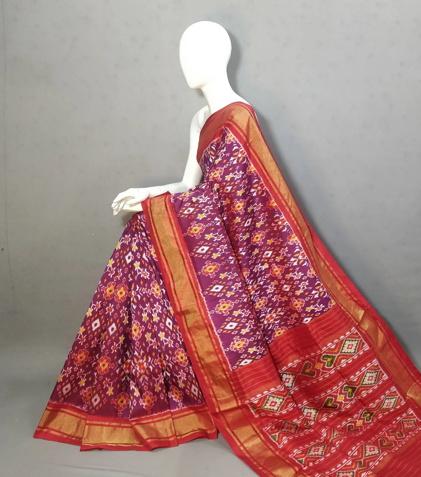 2025/08/1000380909.jpg Pochampally Ikat Handloom Silk Saree- 6.2 Meters with Blouse - Image 1